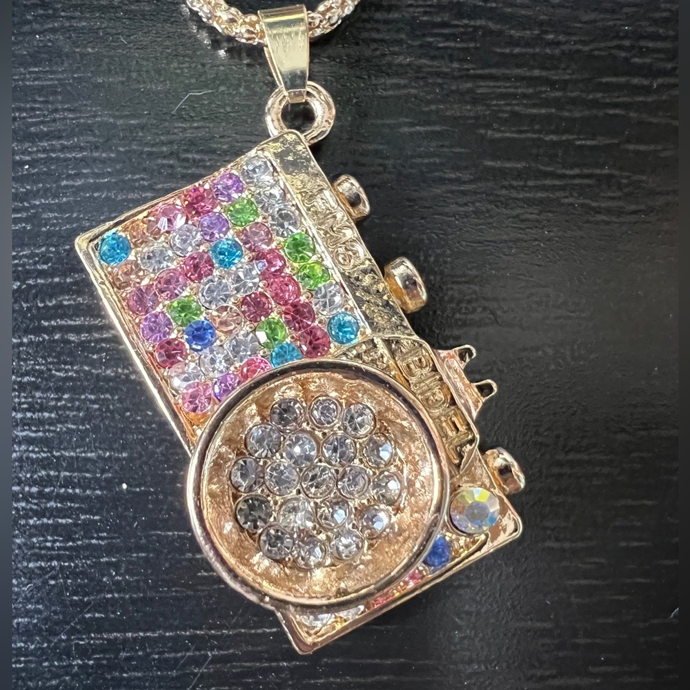 📸 NWT! Multi Color Rhinestone Camera Necklace